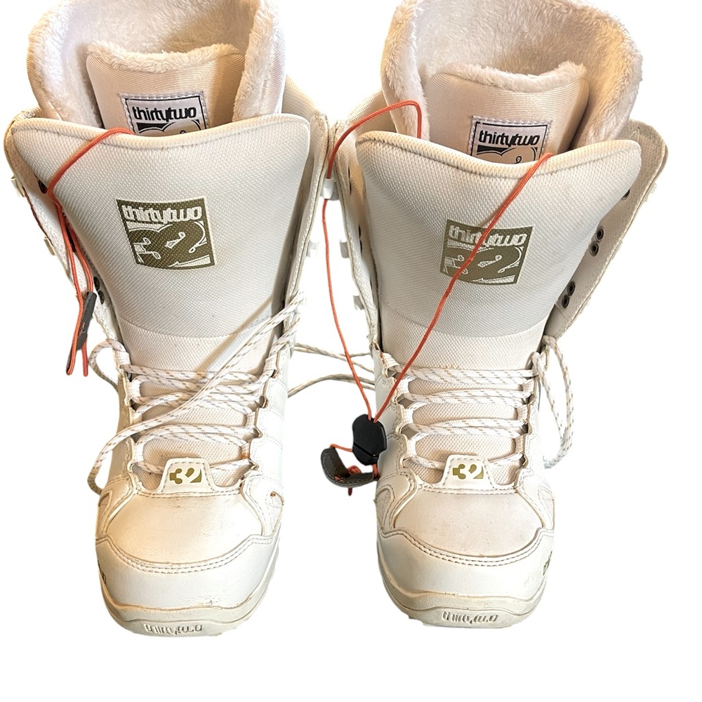 Women’s snowboarding boots